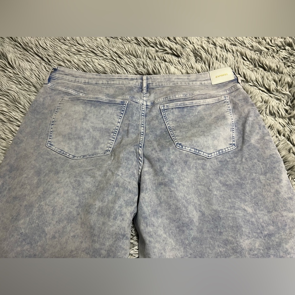 Express Boyfriend Fit, Mid-Rise, wide-leg Jeans; Size 18R; light wash color - Picture 3 of 5